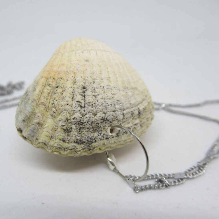 Doppel-Herzmuschel gefüllt mit Perle als Kettenanhänger mit Klang